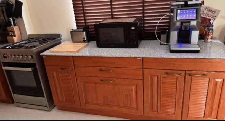 ตู้ครัวใหม่เอี่ยมสำหรับขาย